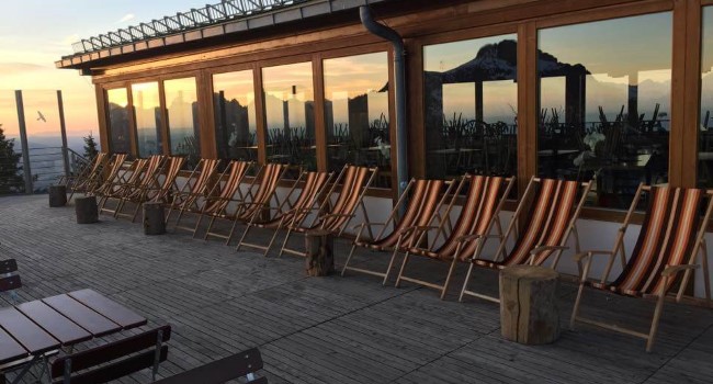 Terrasse bei Sonnenuntergang