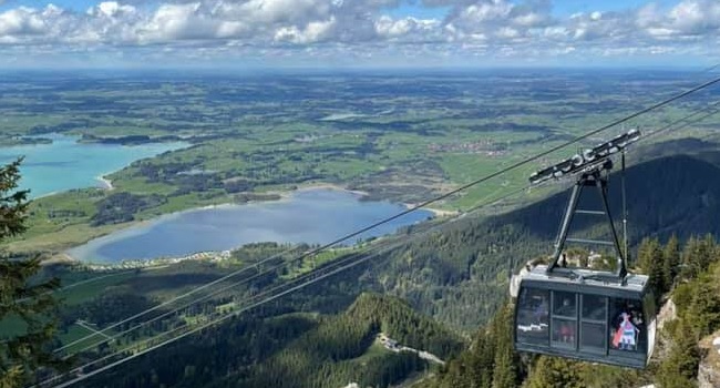 Ausblick ins Tal und auf die Tegelbergbahn