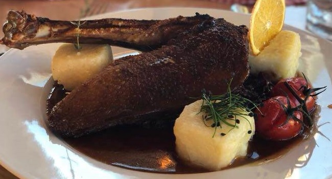 Weihnachtsgans mit Soße und Knödel