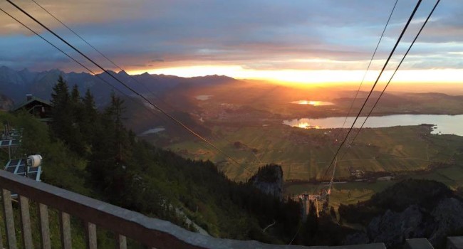 Sonnenuntergang mit Ausblick ins Tal